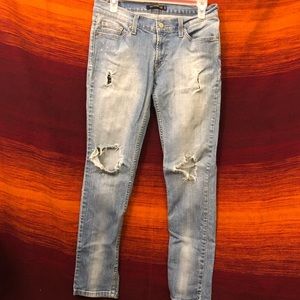 Ripped Levi’s Jeans (524)